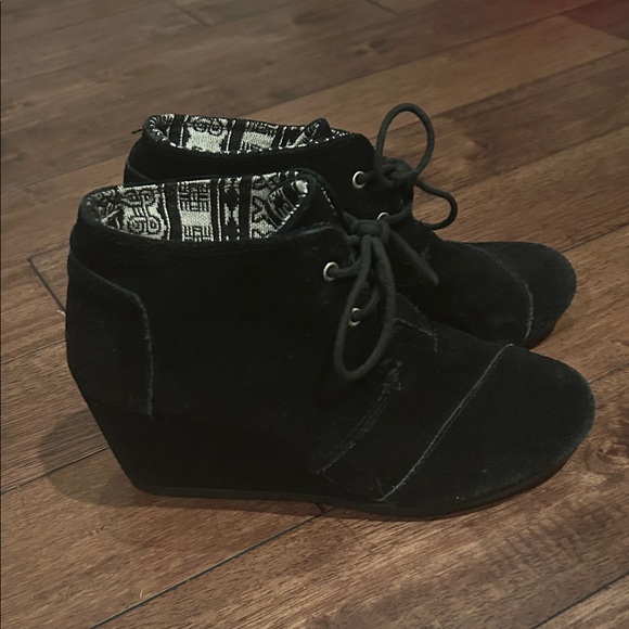 Toms Women's Black Lace-Up Boots - Picture 3 of 10